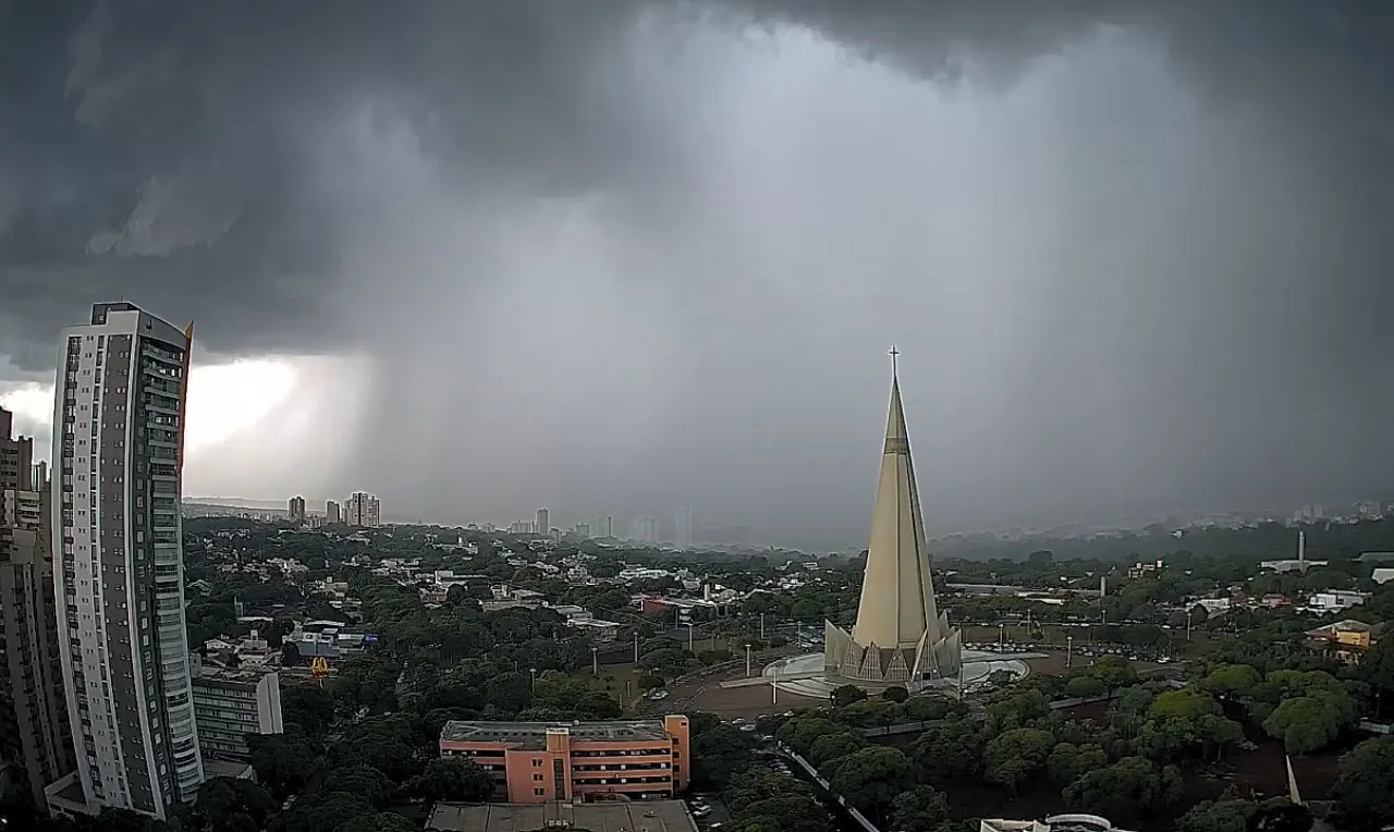 a imagem mostra o avanço de chuva em uma cidade do Paraná 